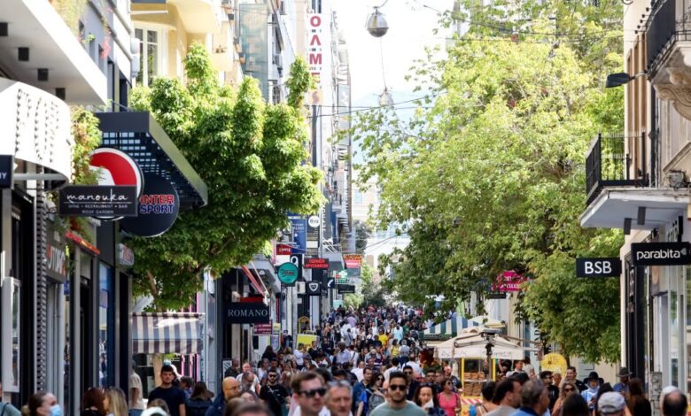 Ερμού:-Μεταλλικό-αντικείμενο-έπεσε-από-τον-6ο-όροφο-κτιρίου-–-Σώθηκε-από-θαύμα-26χρονη,-μία-σύλληψη