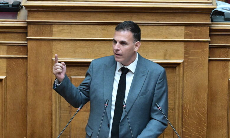 Βαρύ-πένθος-για-τον-Γιώργο-Καραμέρο:-Πέθανε-η-μητέρα-του-–-«Ήταν-ένας-αγνός-άνθρωπος-με-σταθερές-αρχές»