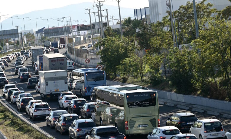 Ακινητοποιημένο-φορτηγό-στην-Αθηνών-–-Λαμίας:-Μποτιλιάρισμα-στην-άνοδο-στο-ύψος-της-Αττικής-Οδού