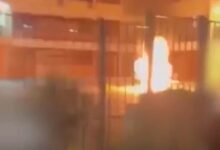 Μενίδι:-«Το-κάψαμε-επιτέλους»-–-Βίντεο-ντοκουμέντο-με-μαθητές-να-γιορτάζουν-για-τη-φωτιά-που-έβαλαν-σε-σχολείο