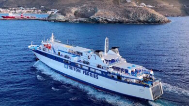 Πλοίο-«δένει»-με-επιδέξιες-μανούβρες-στο-λιμάνι-της-Κορρησίας-στην-Τζια