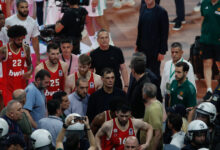 Παναθηναϊκός-–-Ολυμπιακός:-Ο-Γιώργος-Μπαρτζώκας-απέφυγε-οριακά-αντικείμενο-που-του-πέταξαν-από-την-κερκίδα-του-ΟΑΚΑ