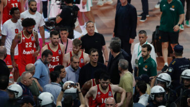 Παναθηναϊκός-–-Ολυμπιακός:-Ο-Γιώργος-Μπαρτζώκας-απέφυγε-οριακά-αντικείμενο-που-του-πέταξαν-από-την-κερκίδα-του-ΟΑΚΑ