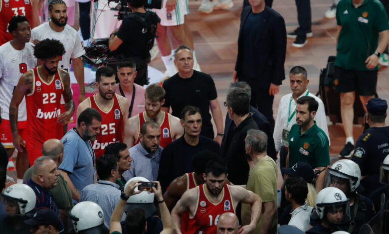 Παναθηναϊκός-–-Ολυμπιακός:-Ο-Γιώργος-Μπαρτζώκας-απέφυγε-οριακά-αντικείμενο-που-του-πέταξαν-από-την-κερκίδα-του-ΟΑΚΑ