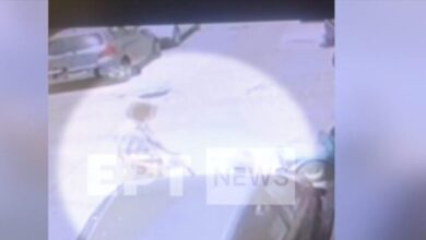 Εξάρχεια:-Βίντεο-ντοκουμέντο-με-την-άγρια-επίθεση-σε-ηλικιωμένη-από-37χρονο-–-Την-κλωτσησε-στο-πρόσωπο