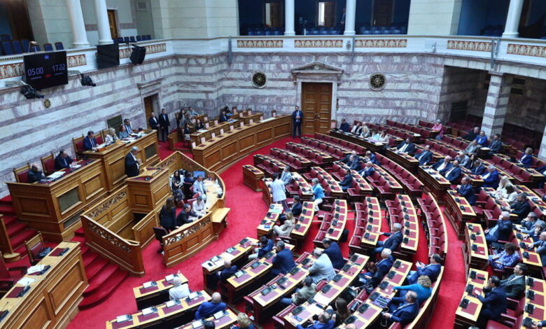 Προανακριτική-για-τα-Τέμπη:-Οι-αντιφάσεις-που-αναδεικνύει-το-Μαξίμου,-οι-14-κάλπες-και-η-αριθμητική-των-ψήφων-για-τη-σύστασή-της