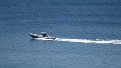 Βούλα:-Σκάφος-προσέκρουσε-στην-παραλία-–-Δύο-τραυματίες-στο-νοσοκομείο