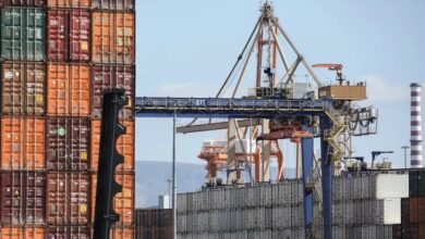 Μικρή-μείωση-στο-εμπορικό-έλλειμμα-Απριλίου-με-πτώση-εξαγωγών-και-εισαγωγών