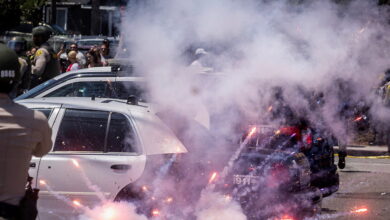 Το-Λος-aντζελες-φλέγεται:-Ξεσηκωμός-κατά-του-Τραμπ-για-τις-συλλήψεις-μεταναστών-–-Το-χάος-με-τα-επεισόδια-μέσα-από-συγκλονιστικές-εικόνες