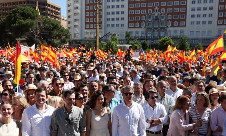 Μαδρίτη:-Πάνω-από-100.000-διαδηλωτές-σε-συγκέντρωση-κατά-του-Ισπανού-πρωθυπουργού-που-κατηγορείται-για-διαφθορά-–-«Πέδρο-Σάντσεθ-παραιτήσου»