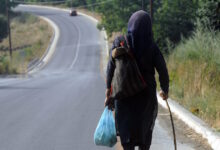 Ηλικιωμένη-στη-Νέα-Πεντέλη-πήρε-στο-κυνήγι-ληστή-και-τον-χτύπησε-με-έναν-κουβά