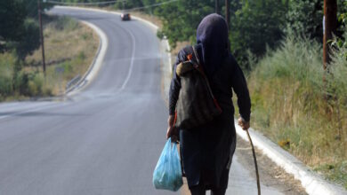 Ηλικιωμένη-στη-Νέα-Πεντέλη-πήρε-στο-κυνήγι-ληστή-και-τον-χτύπησε-με-έναν-κουβά