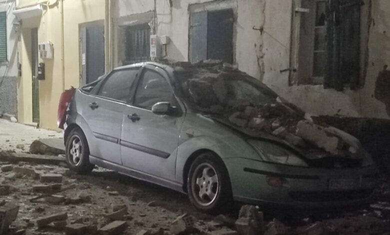 Κέρκυρα:-Κομμάτι-σκεπής-εγκαταλειμμένου-κτιρίου-έπεσε-πάνω-σε-αυτοκίνητο-στο-κέντρο-της-πόλης