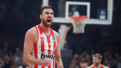Ολυμπιακός:-Ο-Νίκολα-Μιλουτίνοφ-πήρε-τη-σκυτάλη-από-τον-Ντράγκαν-Τάρλατς,-29-χρόνια-μετά