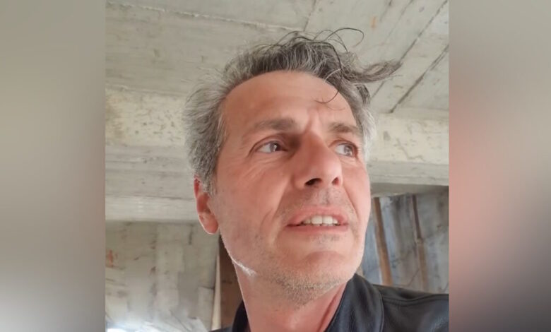 Ο-Μάριος-Αθανασίου-αποκάλυψε-πως-το-χειμώνα-δούλευε-στην-οικοδομή-–-«Οι-βρώμικες-δουλειές-έχουν-καθαρούς-ανθρώπους»