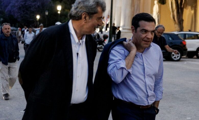 Ο-Παύλος-Πολάκης-«σφάζει-με-το-γάντι»-τον-Αλέξη-Τσίπρα-και-ποζάρει-με-φόντο-τον-Άρη-Βελουχιώτη