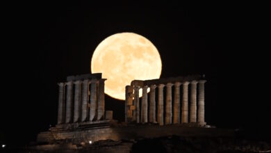 Πανσέληνος-της-φράουλας:-Μαγευτικές-εικόνες-από-το-πρώτο-ολόγιομο-φεγγάρι-του-καλοκαιριού-–-Πού-οφείλει-το-όνομά-του