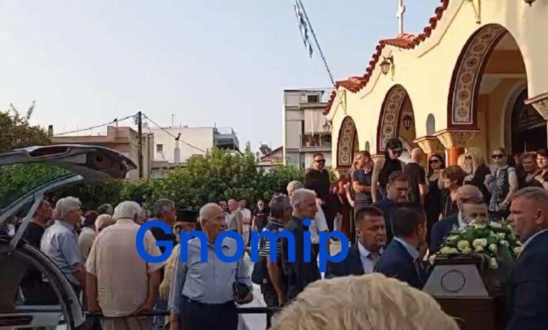 Πάτρα:-Πλήθος-κόσμου-στην-κηδεία-του-μάνατζερ,-Ανδρέα-Κυριακόπουλου-–-Αυτοκτόνησε-στις-ράγες-του-Μετρό-στο-Σύνταγμα