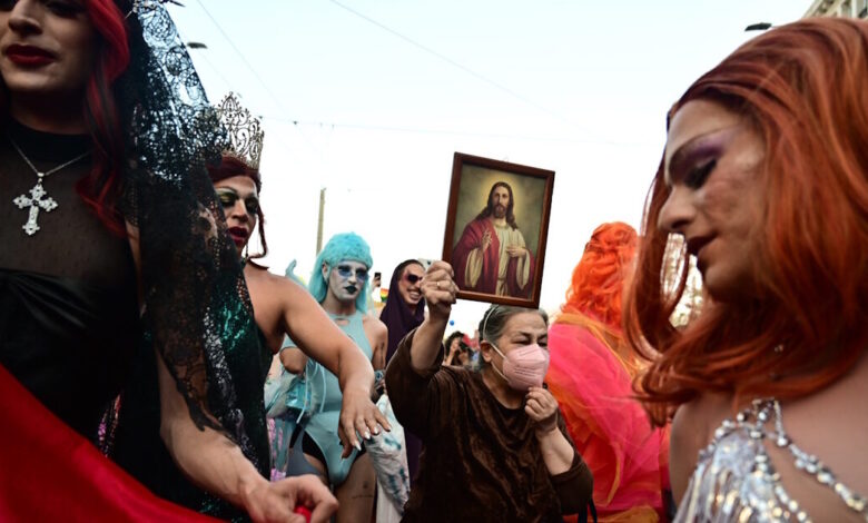 athens-pride-2025: Χιλιάδες-πολίτες-κατέκλυσαν-το-Σύνταγμα-με-πολύχρωμες-σημαίες-και-ρούχα-–-«Έφοδος»-της-Λουκά-στην-παρέλαση
