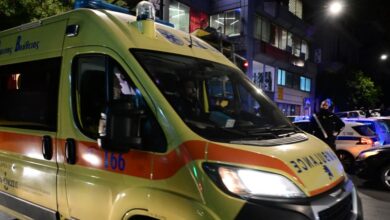 Χαλκιδική:-Αυτοκίνητο-έπεσε-σε-στάση-ΚΤΕΛ-–-Αναφορές-για-τουλάχιστον-2-τραυματίες