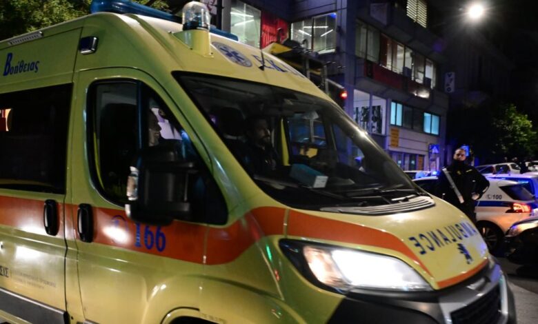 Χαλκιδική:-Αυτοκίνητο-έπεσε-σε-στάση-ΚΤΕΛ-–-Αναφορές-για-τουλάχιστον-2-τραυματίες