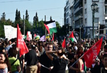 Ένταση-στην-πορεία-για-την-Παλαιστίνη-στο-Σύνταγμα:-Πλήθος-κόσμου-φώναξε-συνθήματα-κατά-του-πολέμου-–-Δείτε-βίντεο-και-φωτογραφίες