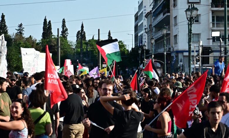 Ένταση-στην-πορεία-για-την-Παλαιστίνη-στο-Σύνταγμα:-Πλήθος-κόσμου-φώναξε-συνθήματα-κατά-του-πολέμου-–-Δείτε-βίντεο-και-φωτογραφίες