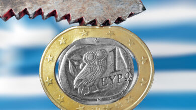 Τριπλή-θηλιά-στην-ελληνική-οικονομία:-Ενέργεια,-δασμοί-και-ΝΑΤΟ-ζορίζουν-το-«δημοσιονομικό»-χώρο-για-νέες-παροχές