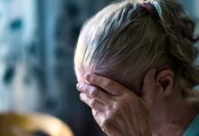 Χειροπέδες-σε-57χρονη-στο-Ηράκλειο:-Κάμερες-ασφαλείας-την-«έπιασαν»-να-κακοποιεί-βάναυσα-ηλικιωμένη-που-φρόντιζε