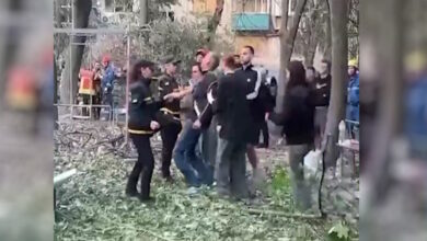 Ουκρανία:-Πατέρας-καταρρέει-όταν-μαθαίνει-πως-ο-γιος-του-σκοτώθηκε-σε-βομβαρδισμό-στο-Κίεβο-–-Δείτε-βίντεο