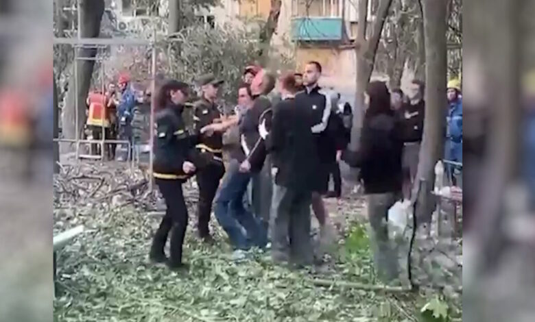 Ουκρανία:-Πατέρας-καταρρέει-όταν-μαθαίνει-πως-ο-γιος-του-σκοτώθηκε-σε-βομβαρδισμό-στο-Κίεβο-–-Δείτε-βίντεο