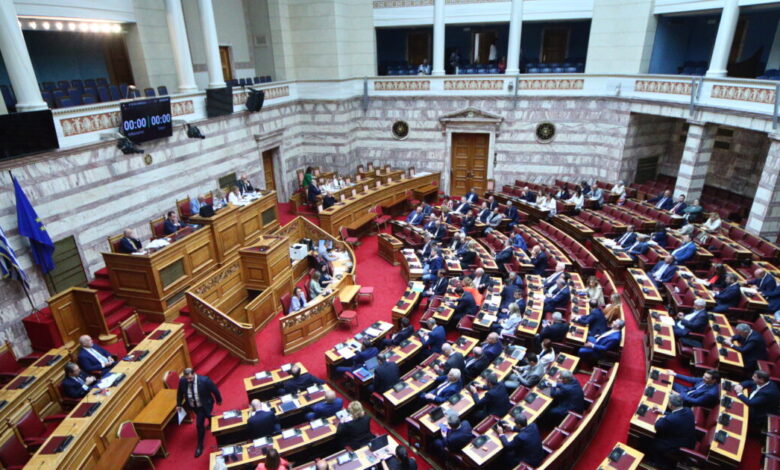 Βουλή:-live-η-συζήτηση-για-τη-σύσταση-Προανακριτικής-για-τα-Τέμπη-–-Οι-14-κάλπες-και-η-μυστική-ψηφοφορία