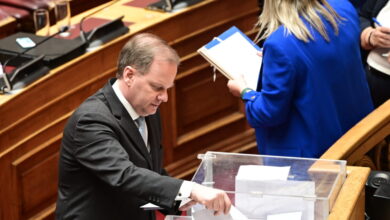 Προανακριτική-για-Τέμπη:-Με-154-ψήφους-πέρασε-η-πρόταση-της-ΝΔ-για-Καραμανλή,-παραπέμπεται-για-παράβαση-καθήκοντος-–-Απορρίφθηκαν-όλες-οι-άλλες-προτάσεις