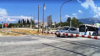 Πάτρα:-Πέρασε-κάτω-από-τις-μπάρες-του-τρένου,-τον-εγκλώβισαν-και-ανέπτυξε-ταχύτητα