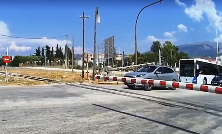 Πάτρα:-Πέρασε-κάτω-από-τις-μπάρες-του-τρένου,-τον-εγκλώβισαν-και-ανέπτυξε-ταχύτητα