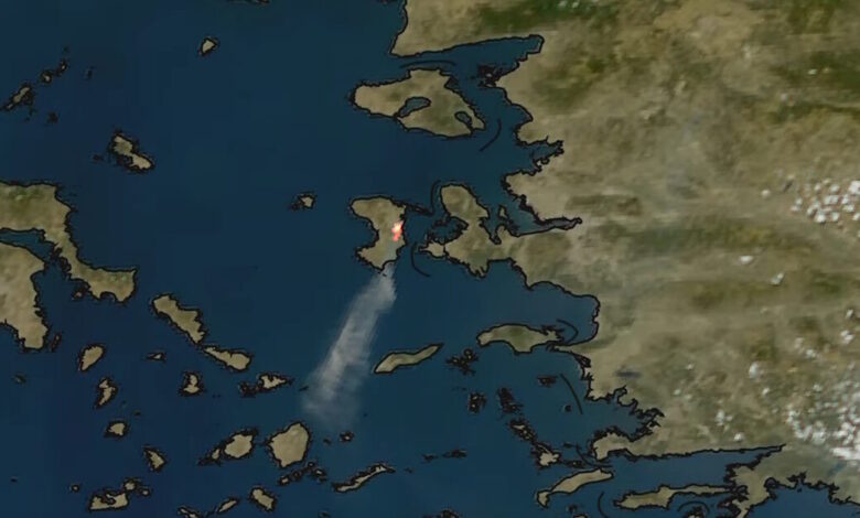 Η-φωτιά-στη-Χίο-όπως-φαίνεται-από-δορυφόρο-–-Στις-Κυκλάδες-έφτασαν-οι-καπνοί