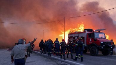 Φωτιά-στη-Χίο:-Δύσκολη-νύχτα-καθώς-ακόμη-παλεύουν-με-τις-φλόγες-οι-πυροσβέστες