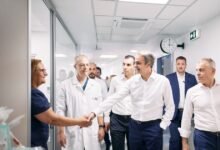 Ο-Κυριάκος-Μητσοτάκης-επισκέφθηκε-το-ΚΑΤ-–-Η-συνομιλία-με-γιατρούς-που-επέστρεψαν-από-το-εξωτερικό