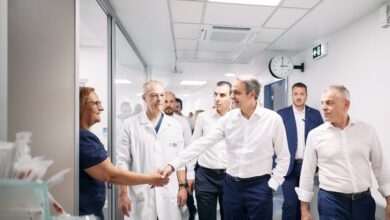 Ο-Κυριάκος-Μητσοτάκης-επισκέφθηκε-το-ΚΑΤ-–-Η-συνομιλία-με-γιατρούς-που-επέστρεψαν-από-το-εξωτερικό