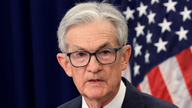 fed:-Ο-Πάουελ-δεν-βιάζεται-να-μειώσει-επιτόκια-και-να-αναμένει-σαφήνεια-για-τους-δασμούς