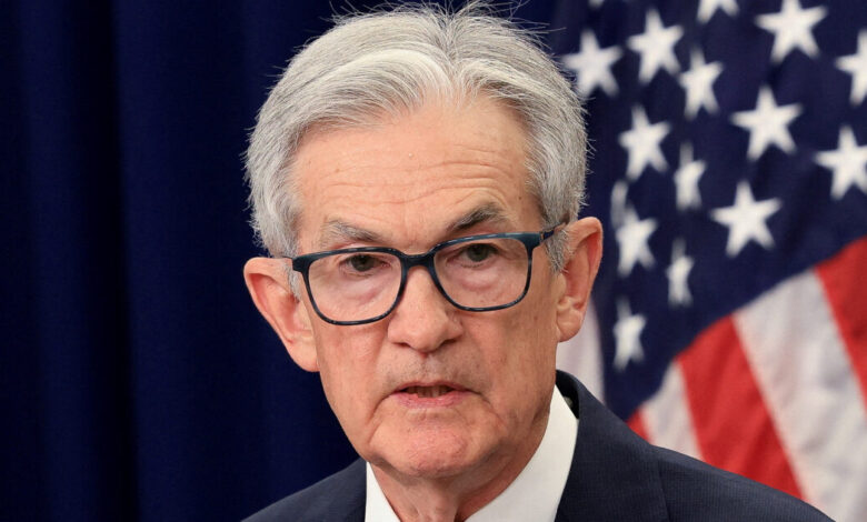 fed:-Ο-Πάουελ-δεν-βιάζεται-να-μειώσει-επιτόκια-και-να-αναμένει-σαφήνεια-για-τους-δασμούς