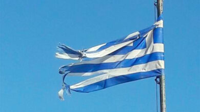 Σημαία-ντροπή-στο-Ρολόι-Τρικάλων-–-Όταν-η-παρακμή-γίνεται-θέαμα