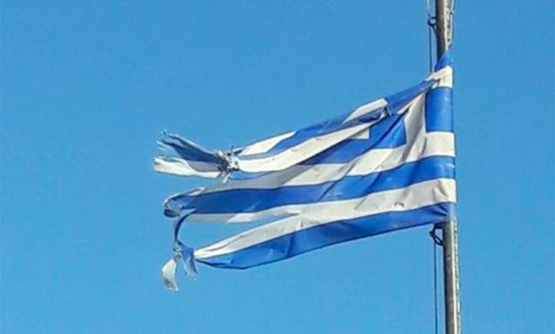 Σημαία-ντροπή-στο-Ρολόι-Τρικάλων-–-Όταν-η-παρακμή-γίνεται-θέαμα
