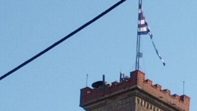 Σκισμένη-ελληνική-σημαία-στον-Πύργο-του-Ρολογιού-Τρικάλων
