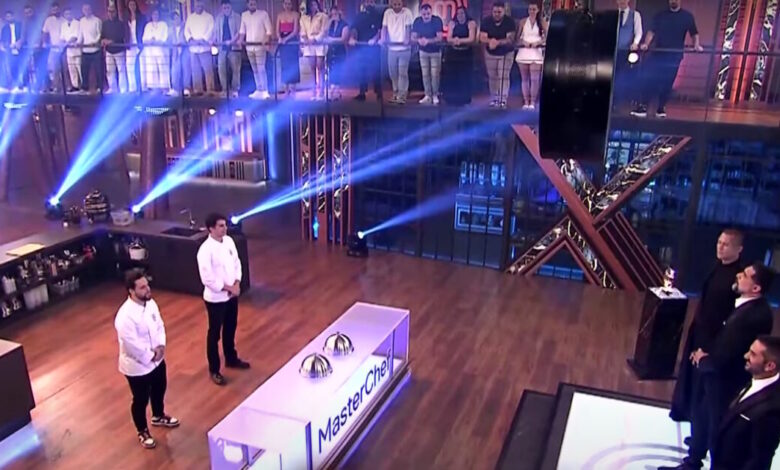 Τελικός-masterchef:-Το-απαιτητικό-ζητούμενο,-η-συγκίνηση-στο-πλατό-και-οι-γνώριμοι-«εισβολείς»