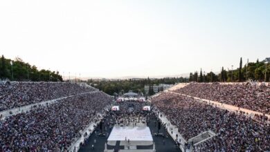Μίκης-Θεοδωράκης:-Κατάμεστο-το-Παναθηναϊκό-Στάδιο-στη-συναυλία-για-τα-100-χρόνια-από-τη-γέννηση-του-κορυφαίου-συνθέτη