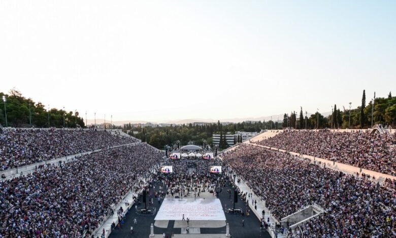 Μίκης-Θεοδωράκης:-Κατάμεστο-το-Παναθηναϊκό-Στάδιο-στη-συναυλία-για-τα-100-χρόνια-από-τη-γέννηση-του-κορυφαίου-συνθέτη