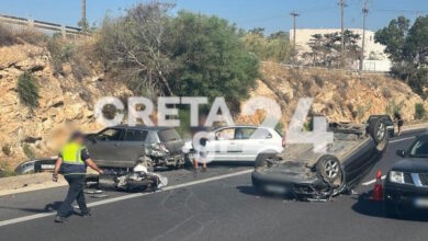 Καραμπόλα-με-τραυματίες-στον-ΒΟΑΚ-–-Στραπατσαρισμένες-λαμαρίνες-και-συντρίμμια-αυτοκινήτων-στην-άσφαλτο