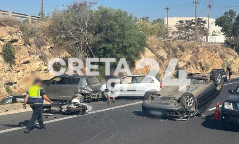 Καραμπόλα-με-τραυματίες-στον-ΒΟΑΚ-–-Στραπατσαρισμένες-λαμαρίνες-και-συντρίμμια-αυτοκινήτων-στην-άσφαλτο