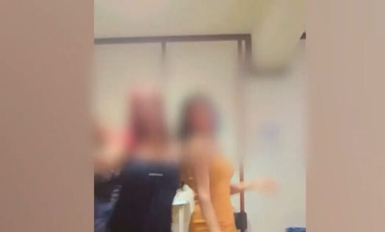 Γλέντι-με-τσιφτετέλια-στην-Αστυνομική-Διεύθυνση-Μεσσηνίας-–-«Δεν-ήταν-κρατούμενοι,-διατάχθηκε-ΕΔΕ»-απαντούν